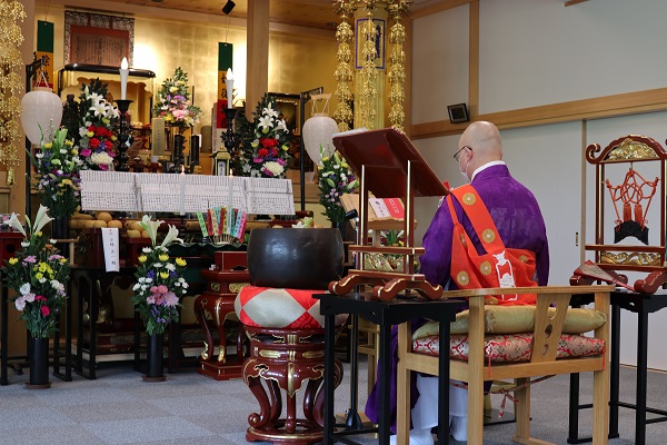 20200829施餓鬼供養 住職による読経の様子
